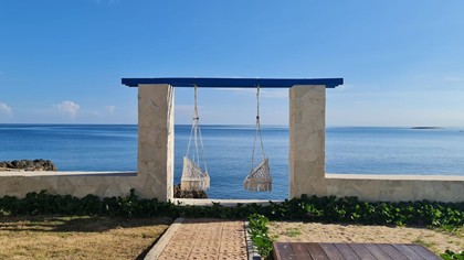 Terraza con hamacas frente al mar