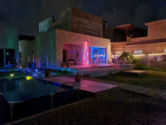 Patio y piscina al anochecer